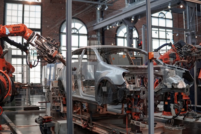 Línea robótica en planta de manufactura automotriz