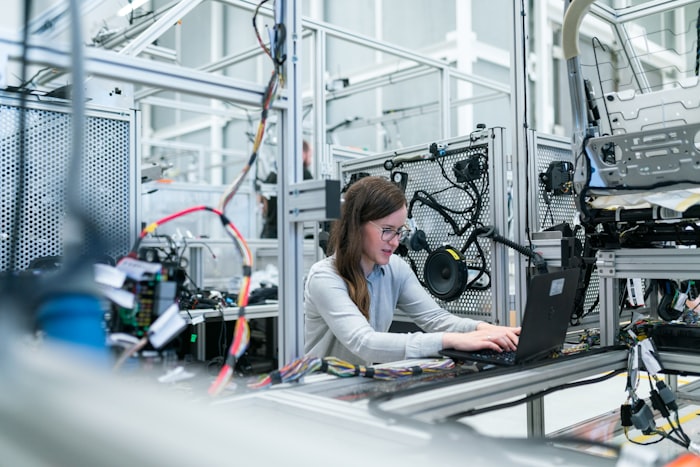 Ingeniera revisando datos de planta de procesos