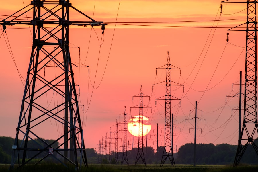Red eléctrica de alta tensión al atardecer
